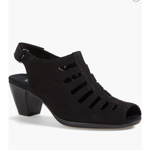 Munro “Abbey” Black Suede Sandal Sz 8